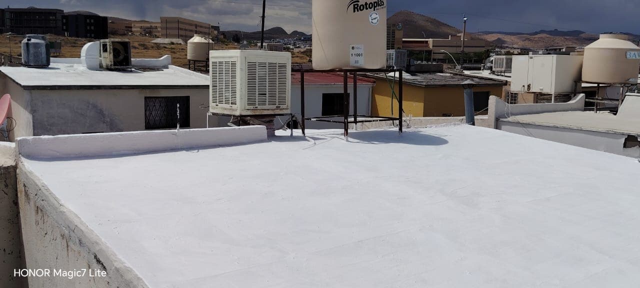 Techo impermeabilizado con acabado blanco reflectivo